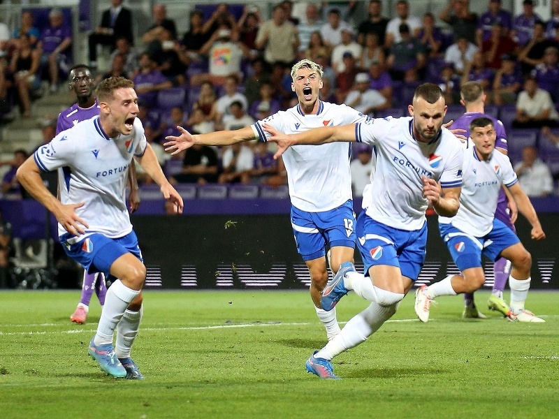 Michal Kohút a Tomáš Rigo oslavujú gól Erika Prekopa
