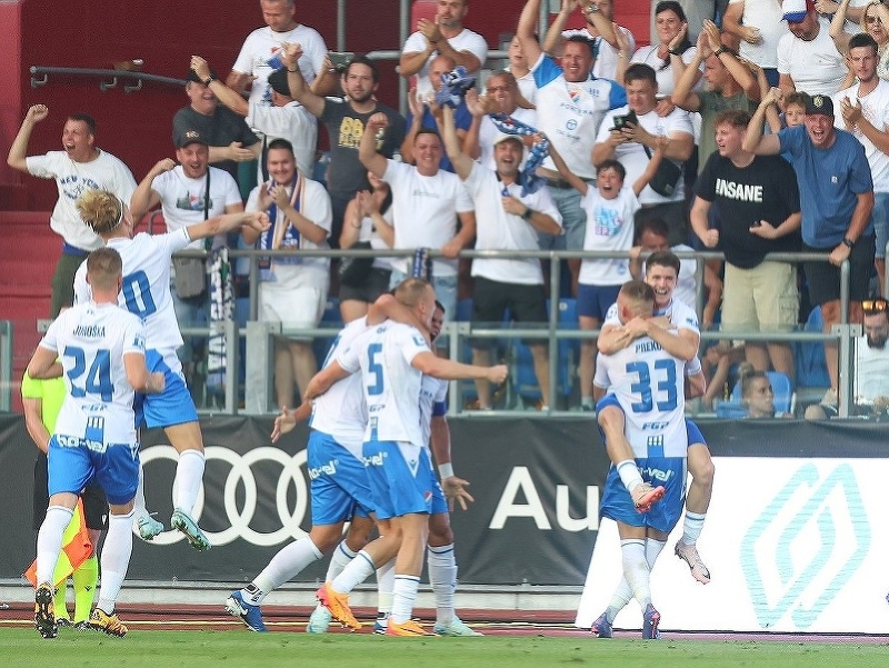 Erik Prekop (33) oslavuje so spoluhráčmi svoj víťazný gól v domácej odvete