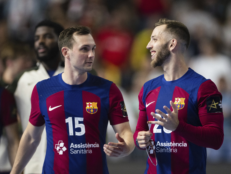 Zľava hráči Barcelony Hampus Wanne a Aleix Gómez Abello