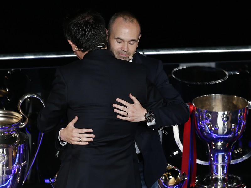 Lúčiaci sa Andrés Iniesta v objatí s prezidentom FC Barcelona Josep Maria Bartomeu