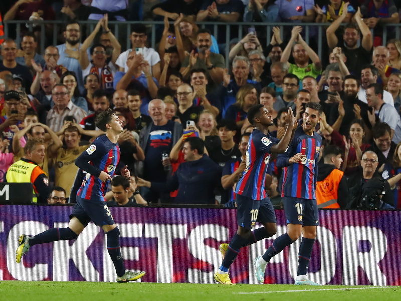 Hráč FC Barcelony Ansu Fati (uprostred) sa teší z gólu so spoluhráčmi
