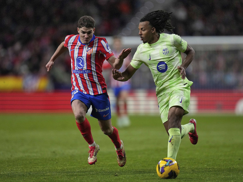 Julian Alvarez a Jules Kounde v súboji