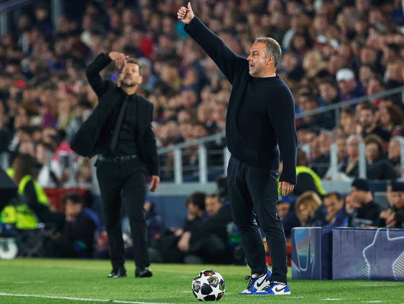 Tréner Hansi Flick reaguje počas zápasu Ligy majstrov, v pozadí jeho náprotivok tréner Diego Simeone