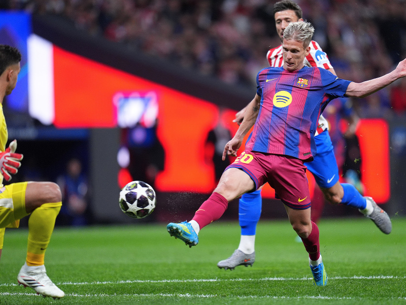 Brankár Atlético Madrid Juan Musso (vľavo) bráni pred Danim Olmom z Barcelony