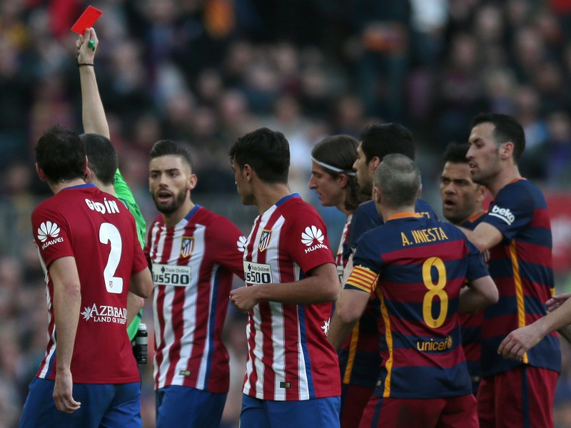Filipe Luis dostal za faul na Messiho červenú kartu
