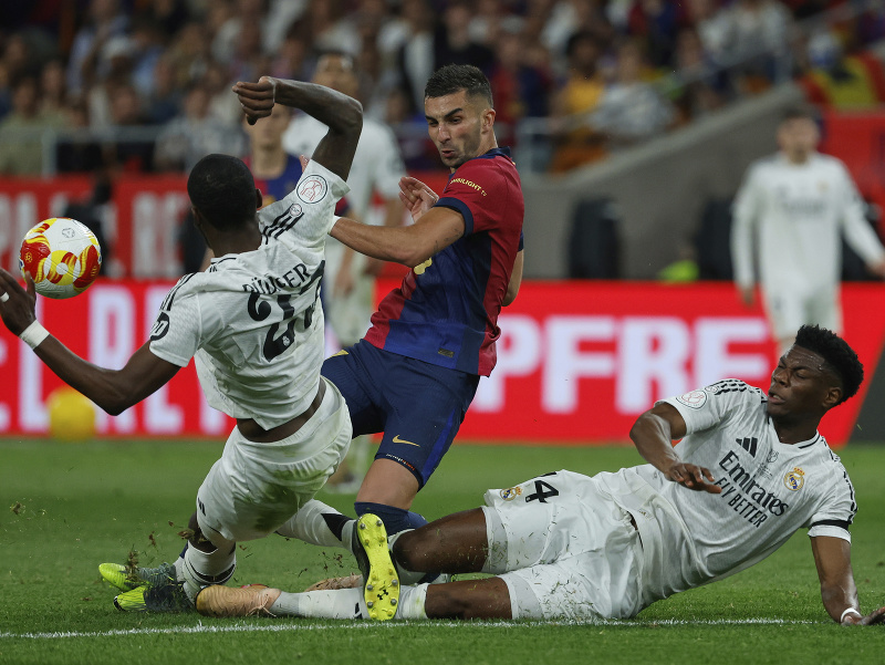Ferran Torres, Antonio Rudiger a Aurelien Tchouaméni v súboji o loptu 