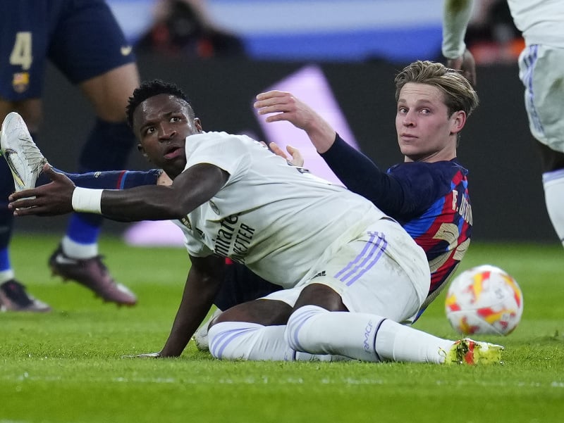 Vinicius Junior a Frenkie de Jong po súboji o loptu