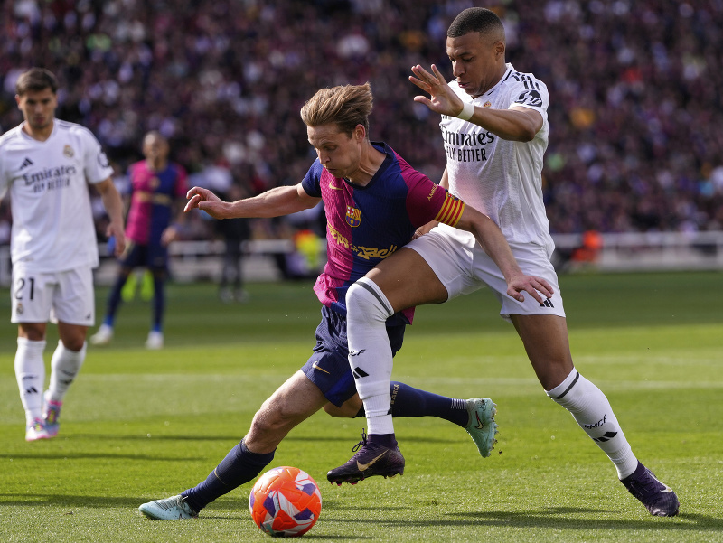 Frenkie de Jong a Kylian Mbappé v súboji o loptu počas El Clásica