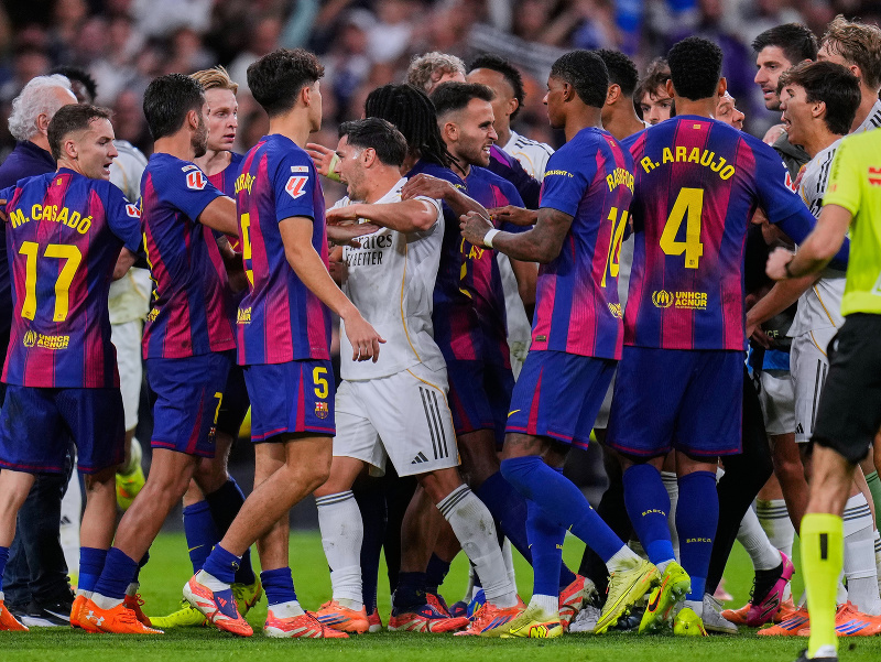 Roztržka hráčov Barcelony a Realu v závere El Clásica