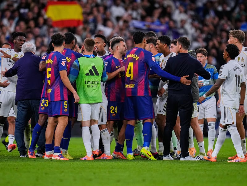Roztržka hráčov Barcelony a Realu v závere El Clásica