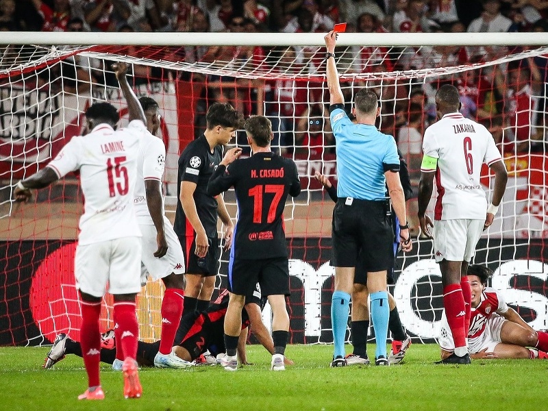 Eric García z Barcelony dostáva červenú kartu