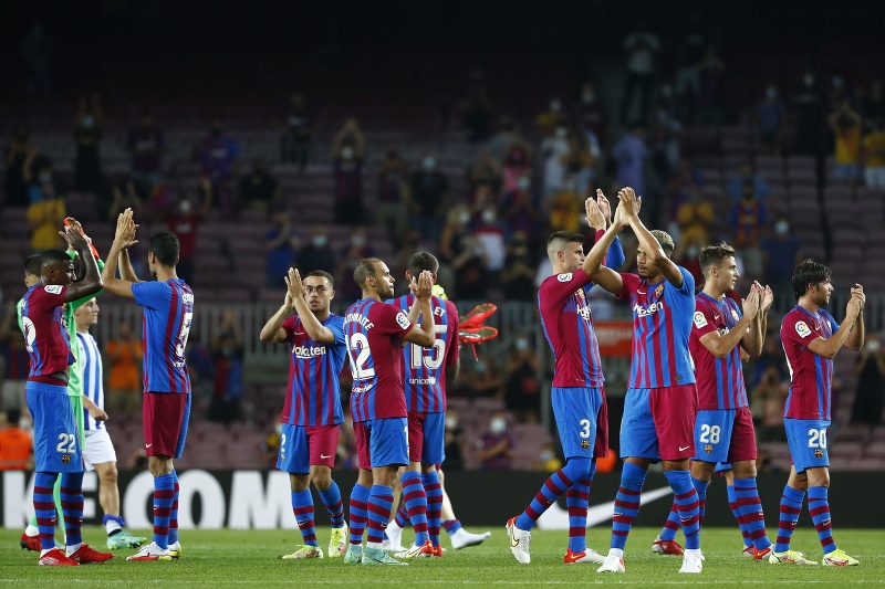 Futbalisti FC Barcelony ďakujú fanúšikom po výhre