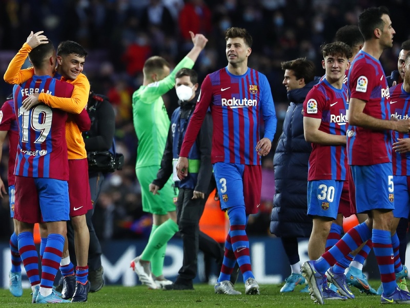 Futbalisti Barcelony sa radujú z víťazstva nad Atléticom Madrid