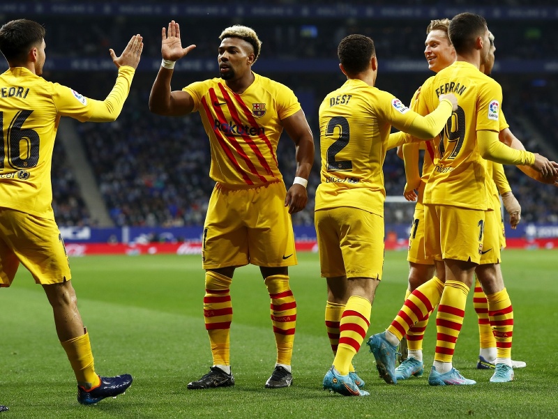 Futbalisti Barcelony oslavujú gól