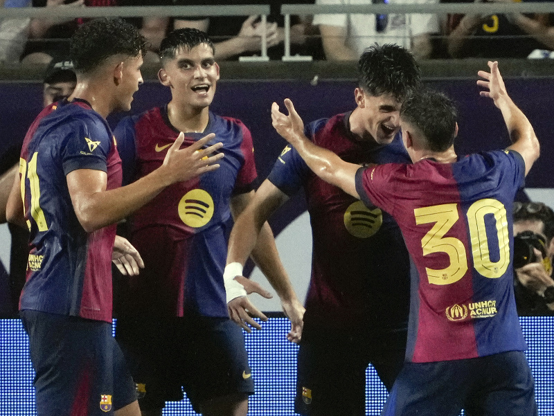 Hráči Barcelony sa tešia z gólu v priateľskom zápase proti Manchestru City