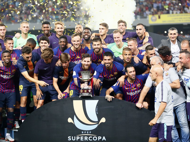 Futbalisti FC Barcelony pózujú so získaným španielskym Superpohárom.