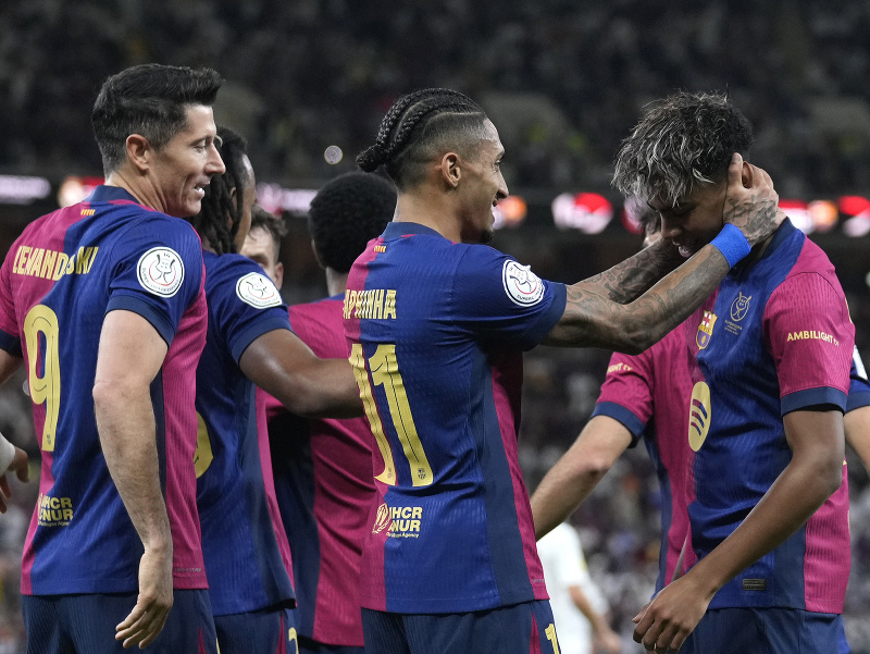 Futbalista FC Barcelona Lamine Yamal (vpravo) sa teší so spoluhráčmi z gólu