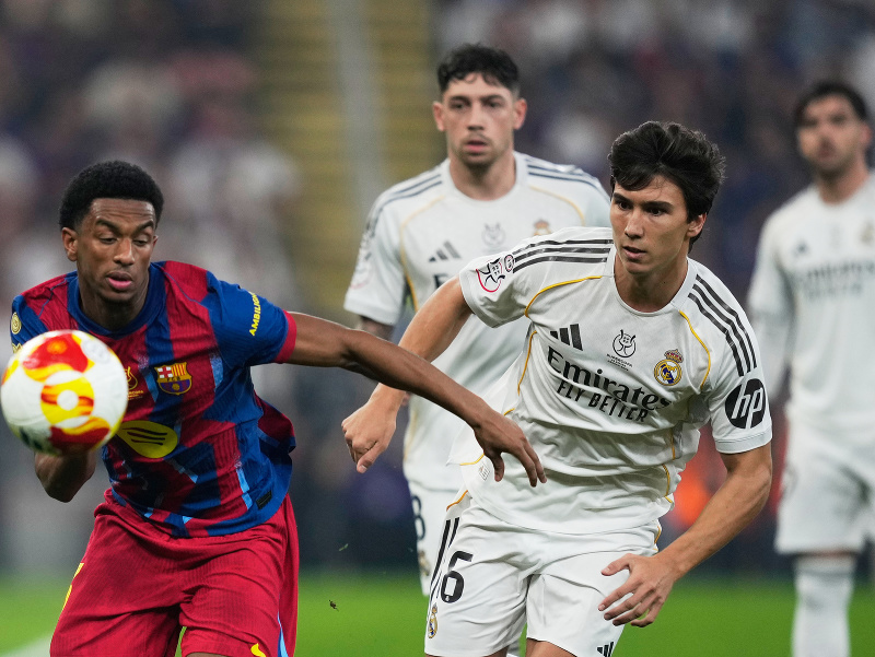 Futbalista Barcelony Alejandro Balde (vľavo) a hráč Realu Madrid Gonzalo Garcia bojujú o loptu