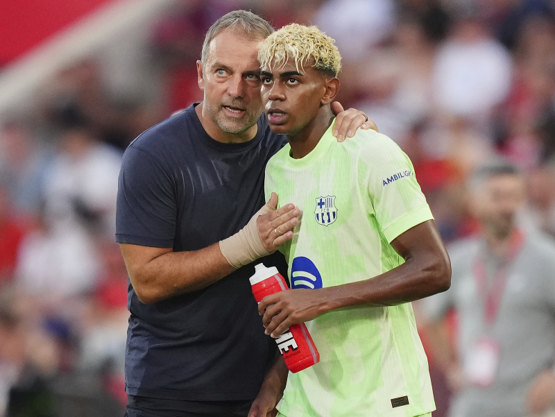 Nemecký tréner Hansi Flick a Lamine Yamal