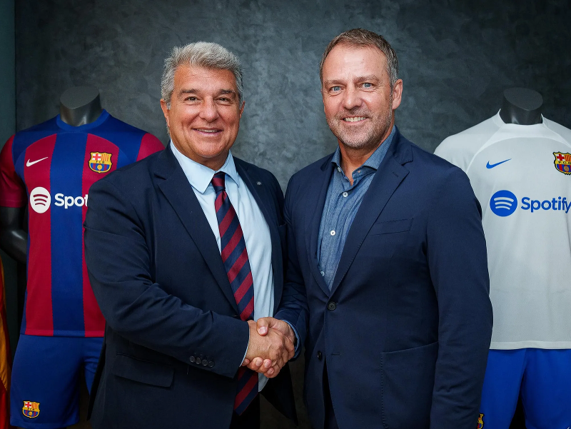 Hansi Flick (vpravo) sa stal novým trénerom FC Barcelona
