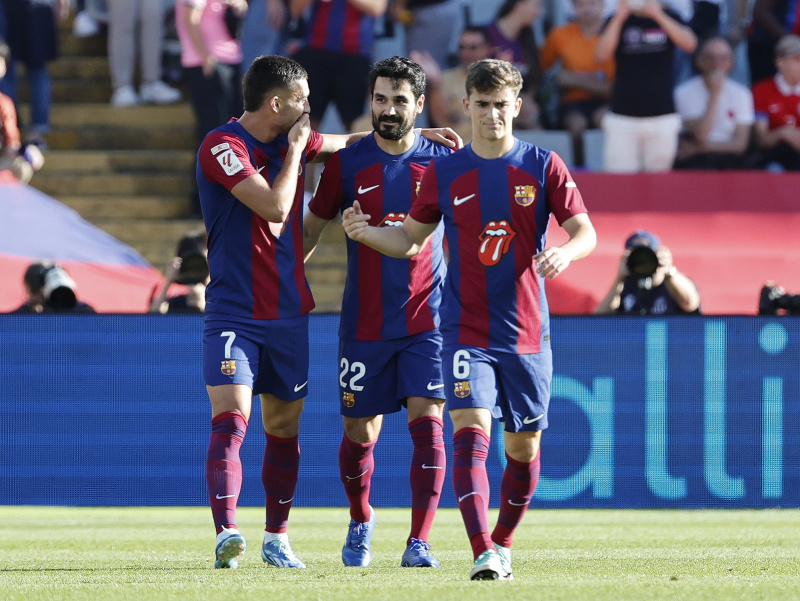Ilkay Gündogan (uprostred) z FC Barcelony sa teší z gólu so spoluhráčmi Ferranom Torresom (vľavo) a Gavim 