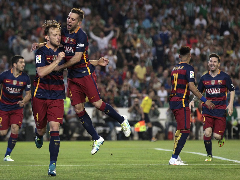 Ivan Rakitič a Jordi Alba oslavujú vedúci gól Barcelony
