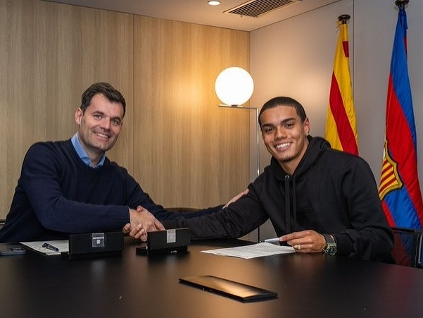 Ronaldinhov syn Joao Mendes sa upísal Barcelone