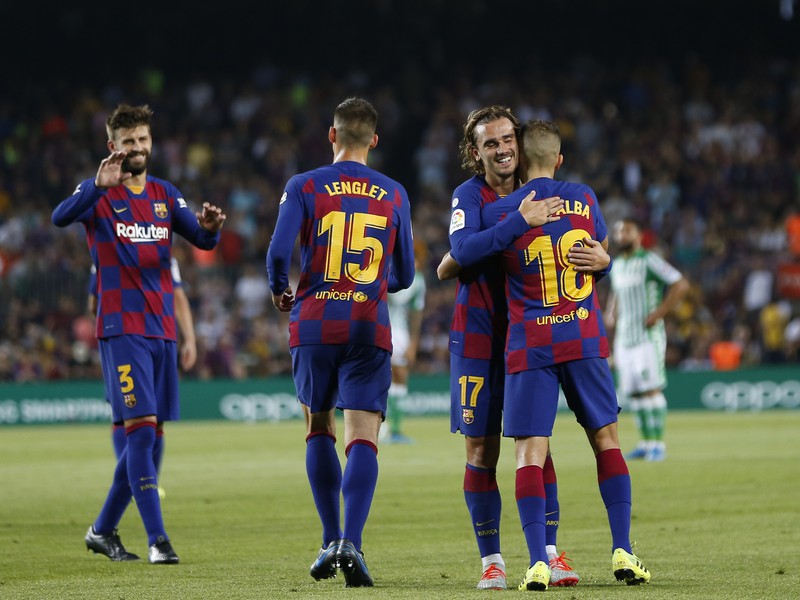 Jordi Alba a Antoine Griezmann oslavujú gól Barcelony