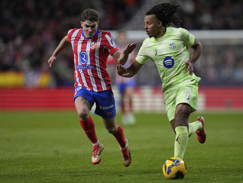 Obranca Barcelony Jules Koundé a útočník Atlética Julián Álvarez
