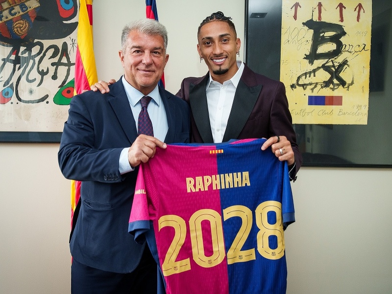 Raphinha (vpravo) zostáva v Barcelone