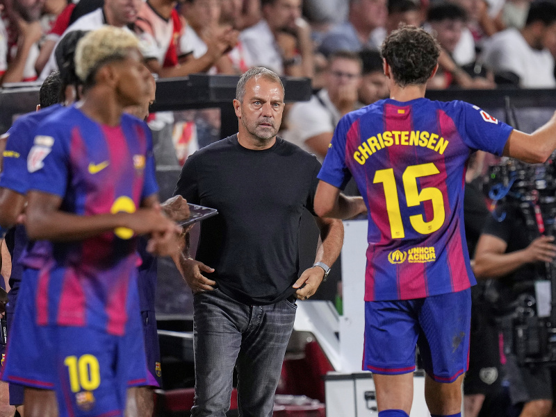 Futbalisti FC Barcelona, v pozadí tréner Hansi Flick 