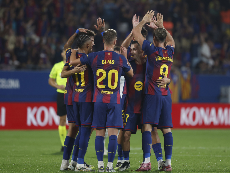 Futbalisti FC Barcelona oslavujú gól