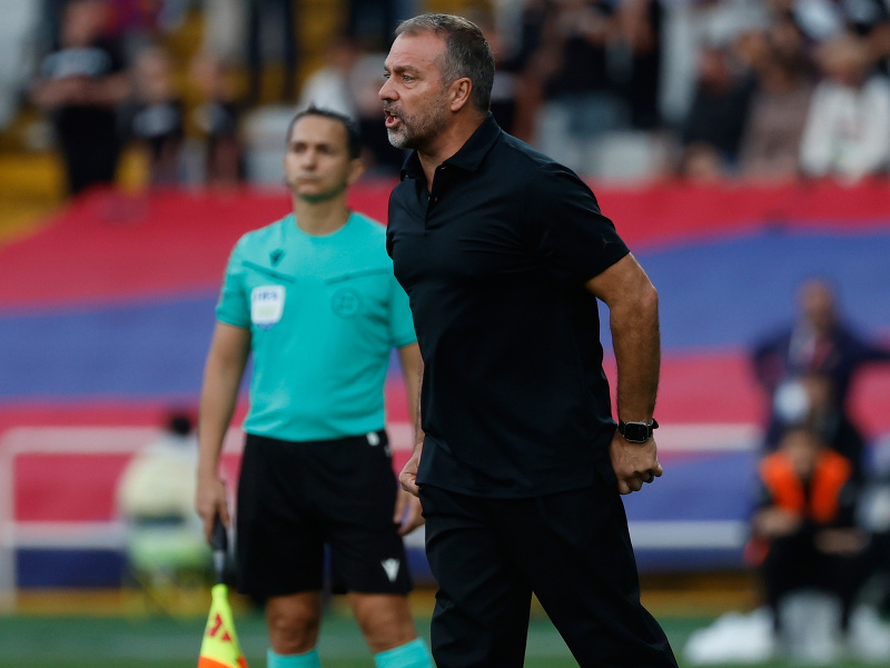 Tréner FC Barcelona Hansi Flick reaguje počas zápasu