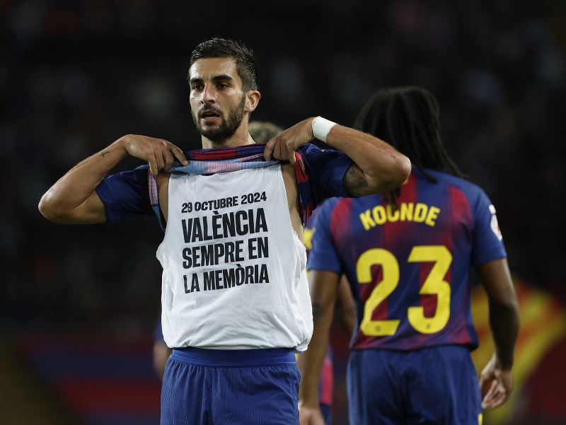 Ferran Torres z FC Barcelony po góle ukazuje tričko s nápisom 