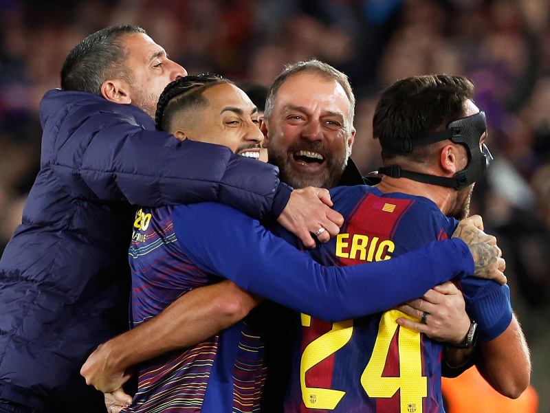Tréner Hansi Flick oslavuje s hráčmi ligovú výhru Barcelony nad Atléticom Madrid