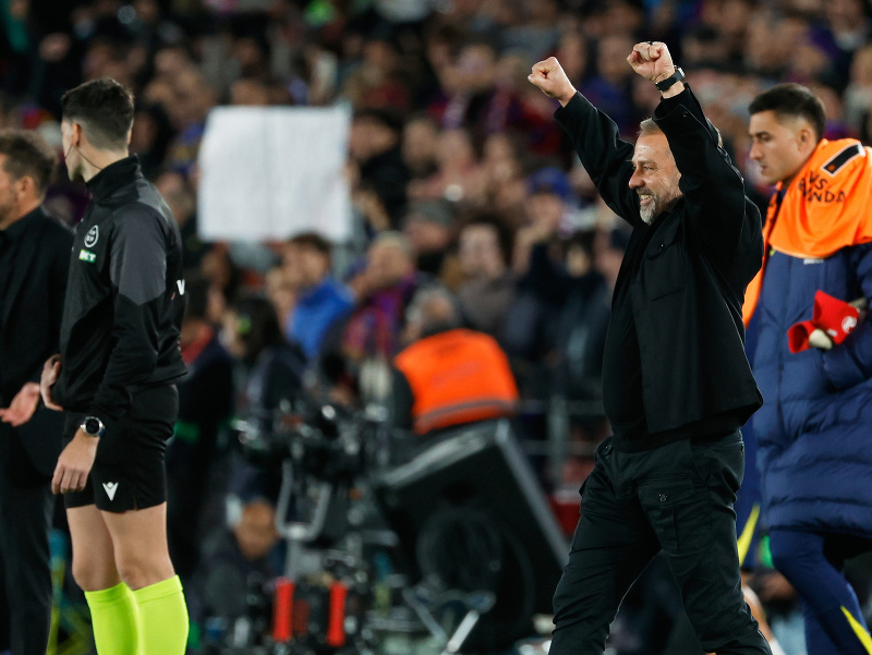 Tréner Hansi Flick reaguje počas zápasu Barcelony