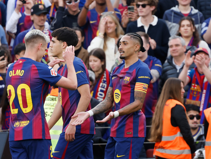 Dani Olmo a Raphinha oslavujú gól Barcelony