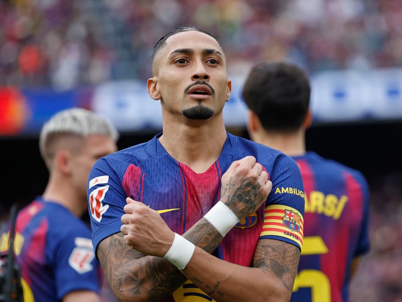 Raphinha oslavuje strelený gól Barcelony
