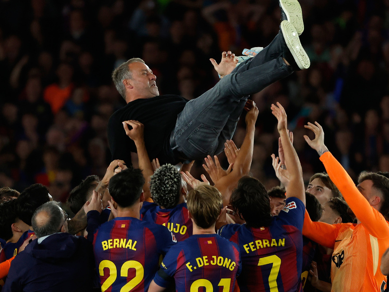 Futbalisti FC Barcelona oslavujú zisk majstrovského titulu v La Lige v sezóne 2025/26 a vyhadzujú do vzduchu trénera Hansiho Flicka