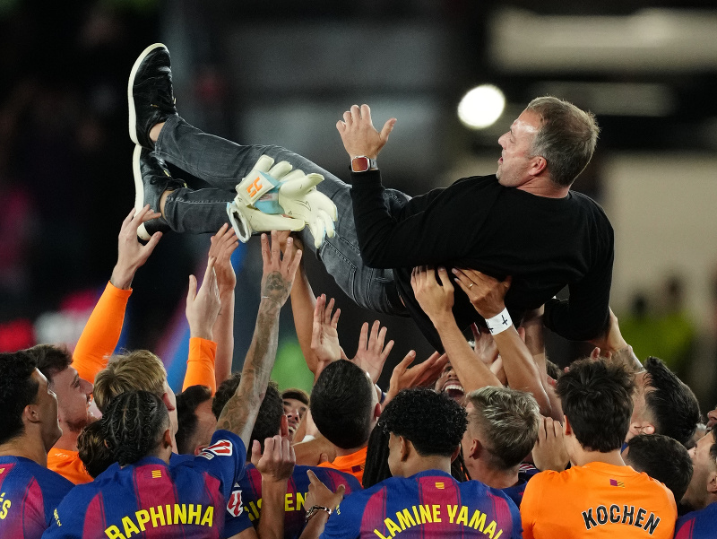 Hráči FC Barcelona vyhadzujú do vzduchu trénera Hansiho Flicka po zisku majstrovského titulu