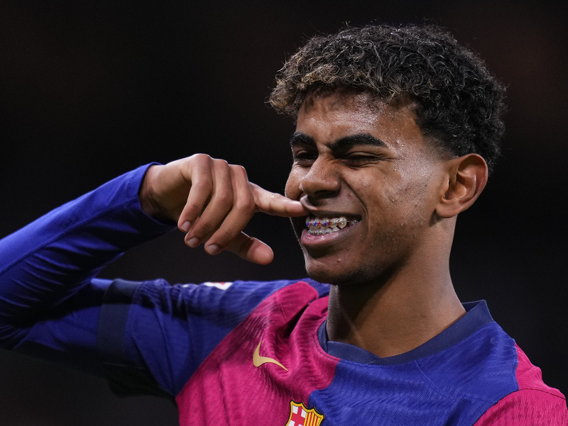 Hráč Barcelony Lamine Yamal sa raduje z gólu