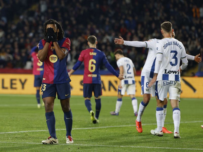 Frustrovaný Jueles Koundé a oslavujúici hráči Leganés
