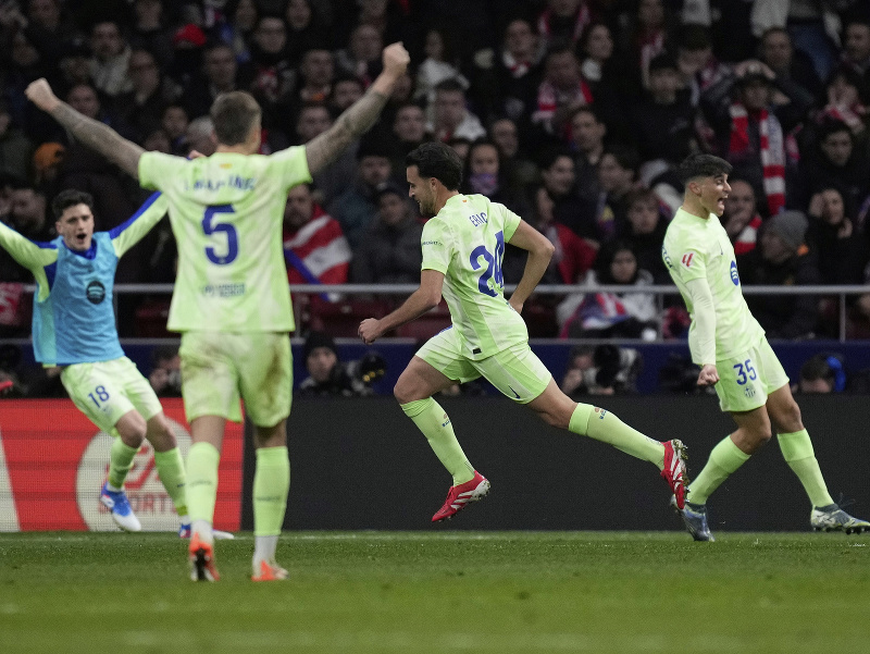 Futbalisti FC Barcelona oslavujú gól