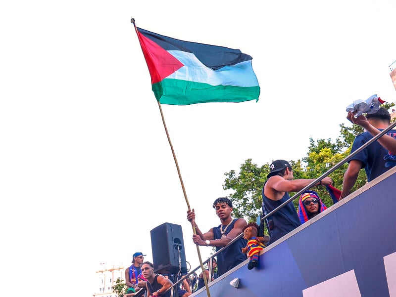 Hráč FC Barcelona Lamine Yamal drží palestínsku vlajku