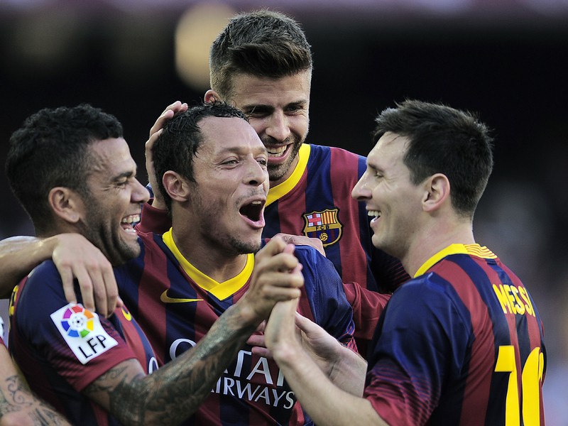 Daniel Alvés (vľavo) so spoluhráčmi oslavuje svoj gól do siete Levante