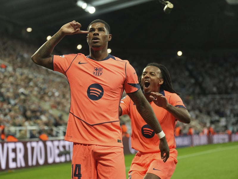 Útočník FC Barcelona Marcus Rashford oslavuje gól