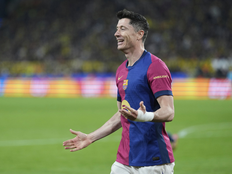Robert Lewandowski reaguje počas zápasu Barcelony