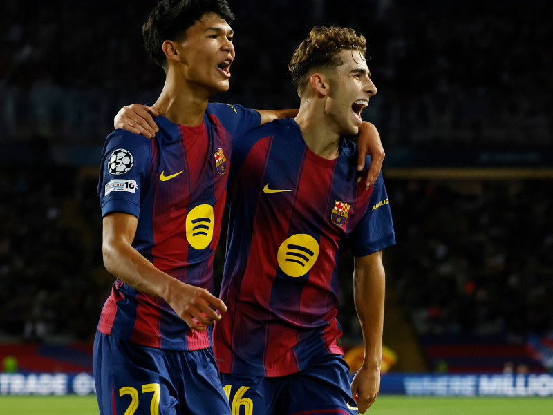 Fermin López a Dro Fernández (vpravo) oslavujú gól Barcelony