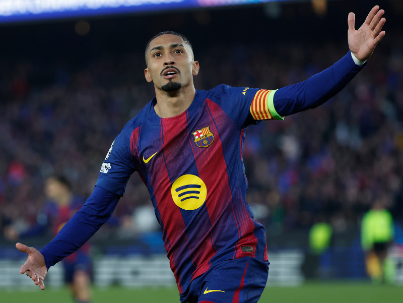 Hráč Barcelony Raphinha oslavuje gól