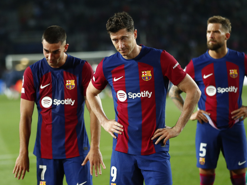 Sklamaní hráči Barcelony po vypadnutí v Lige majstrov